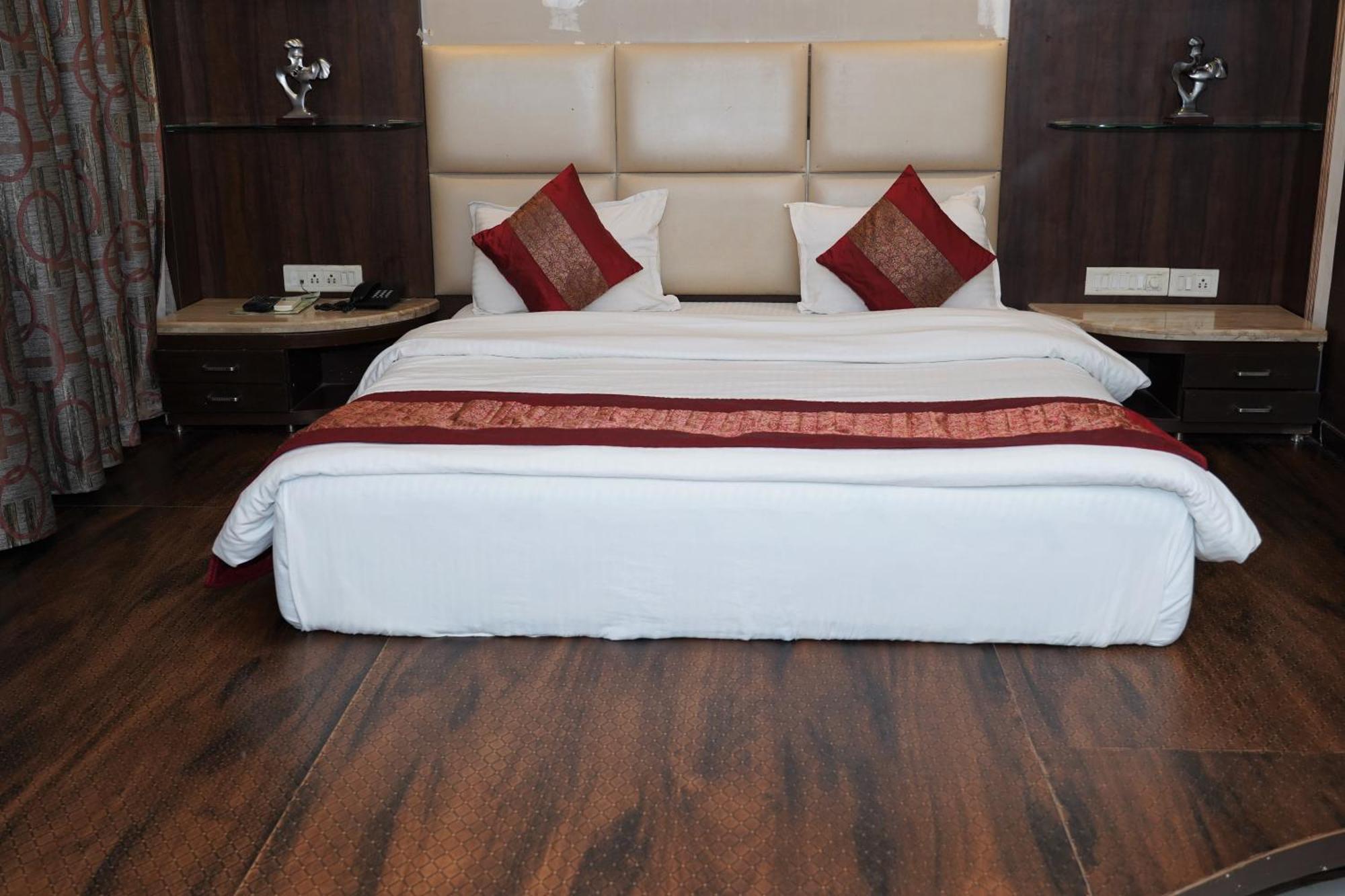 Marshall The Grand Hotel Ahmedabad Exterior foto